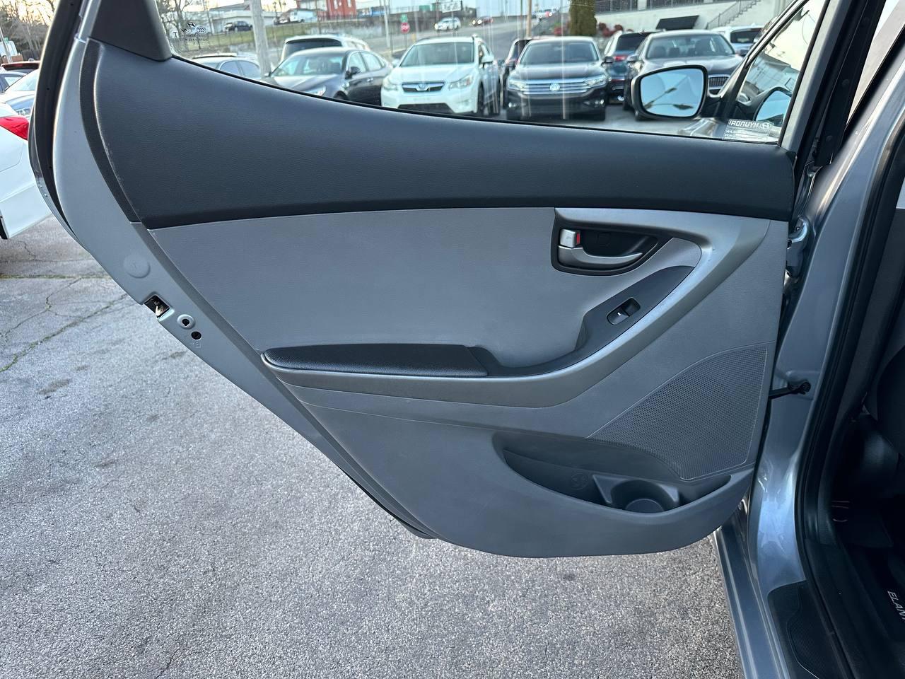 Hyundai Elantra SE 6AT 2016