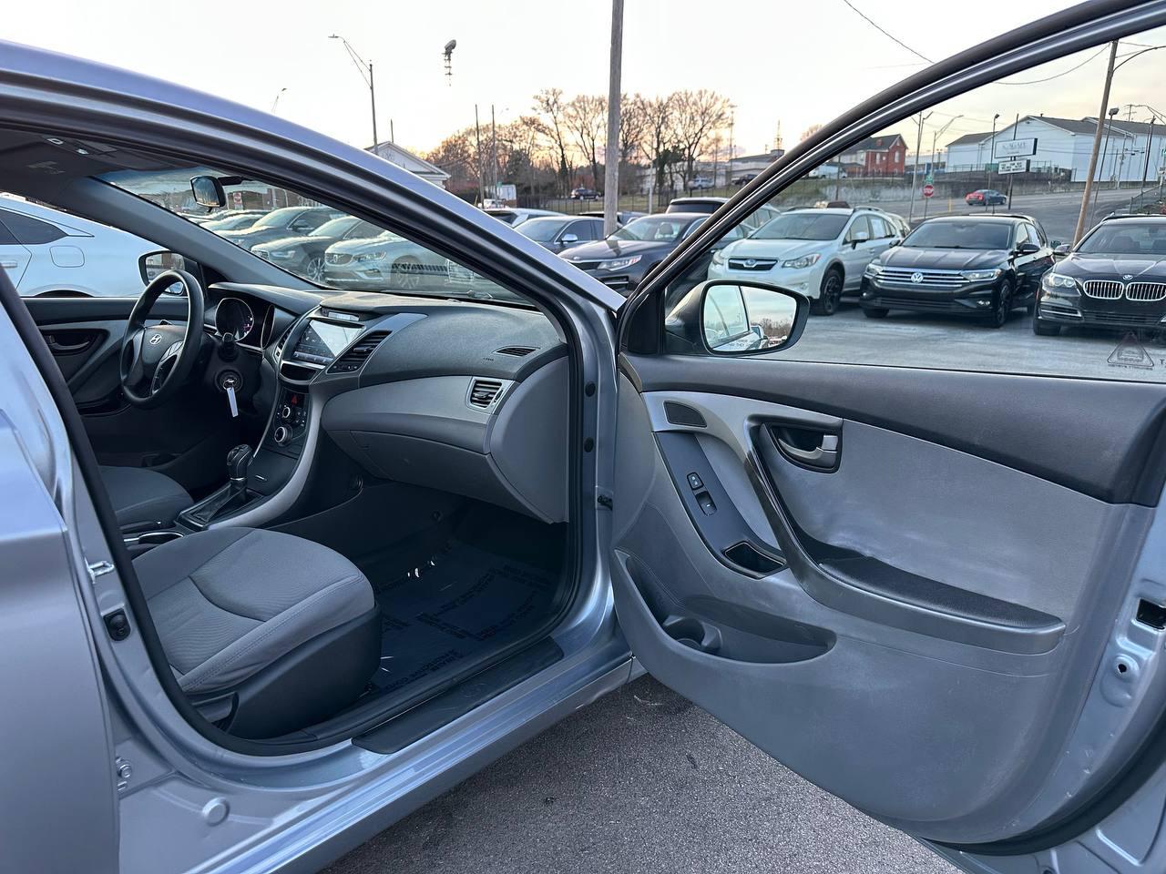 Hyundai Elantra SE 6AT 2016