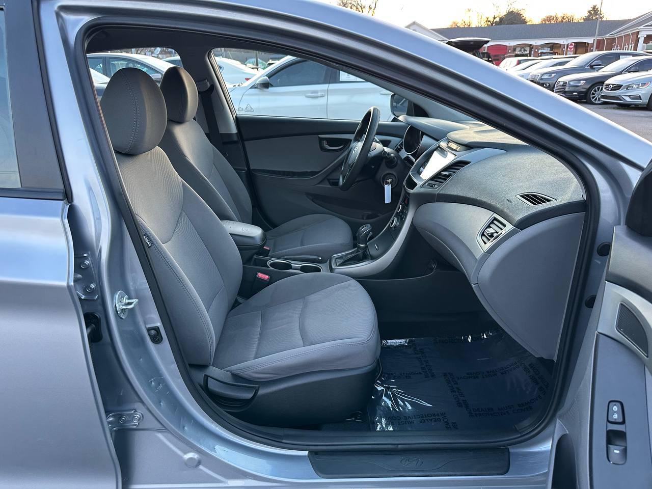 Hyundai Elantra SE 6AT 2016