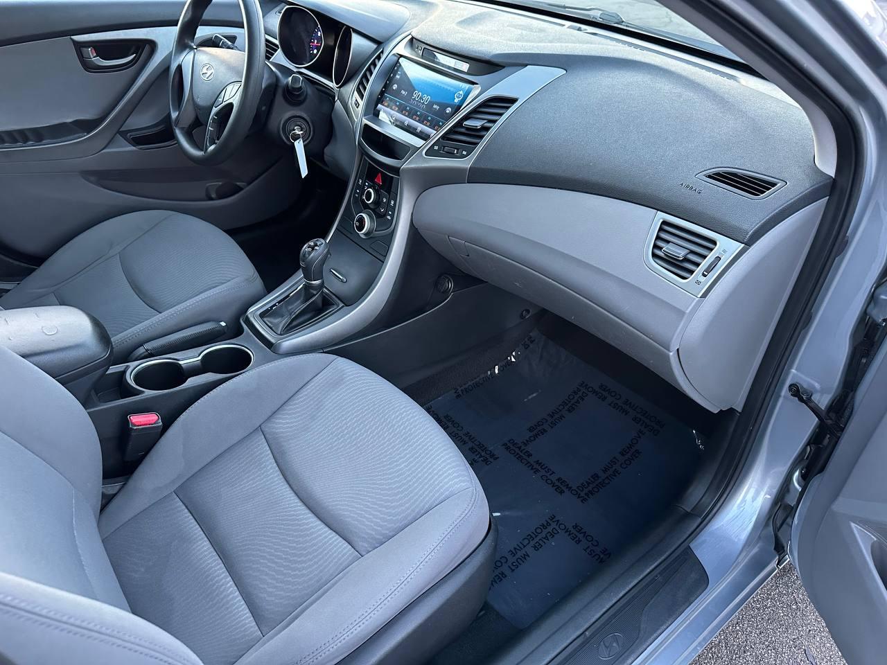 Hyundai Elantra SE 6AT 2016