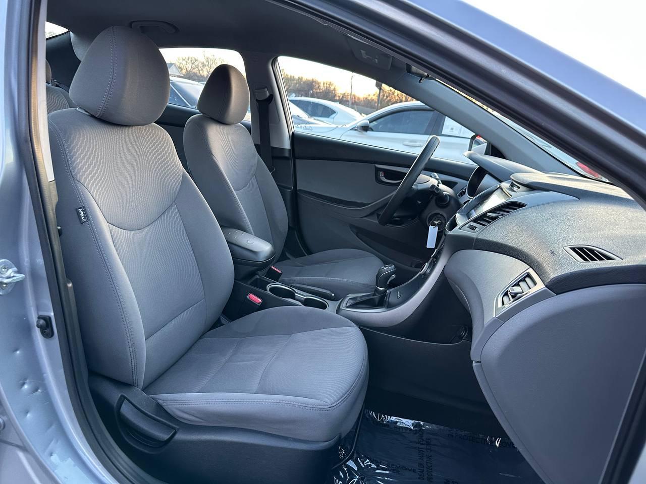 Hyundai Elantra SE 6AT 2016