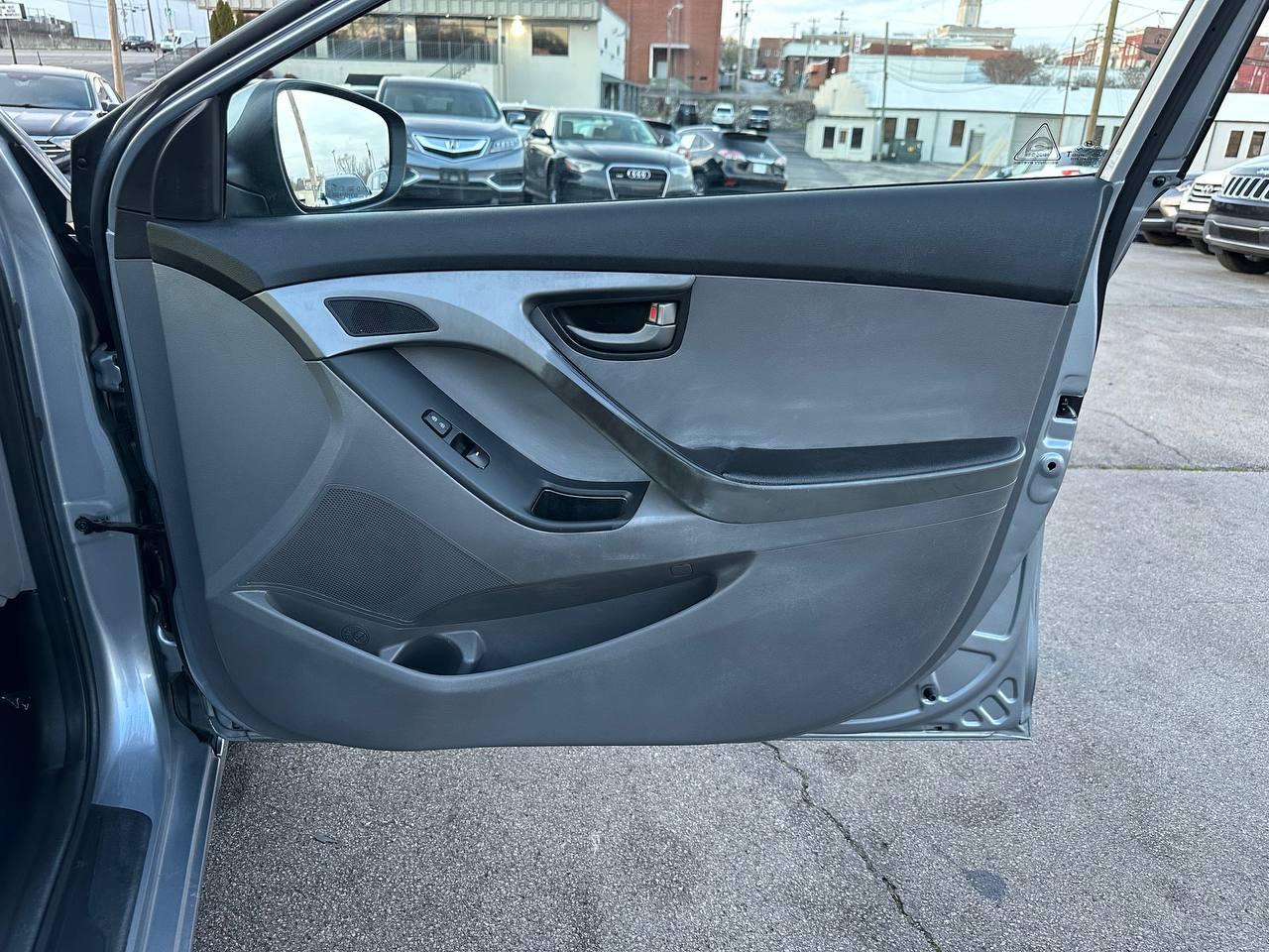 Hyundai Elantra SE 6AT 2016