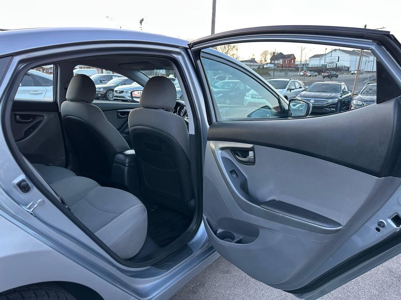 Hyundai Elantra SE 6AT 2016