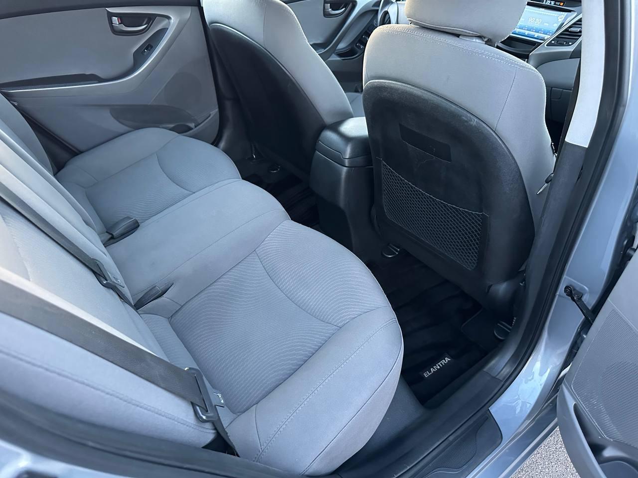 Hyundai Elantra SE 6AT 2016