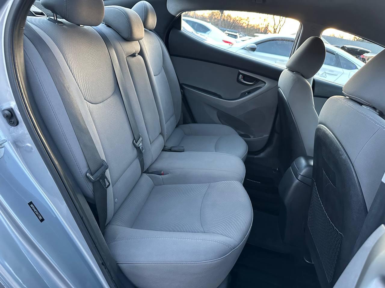 Hyundai Elantra SE 6AT 2016