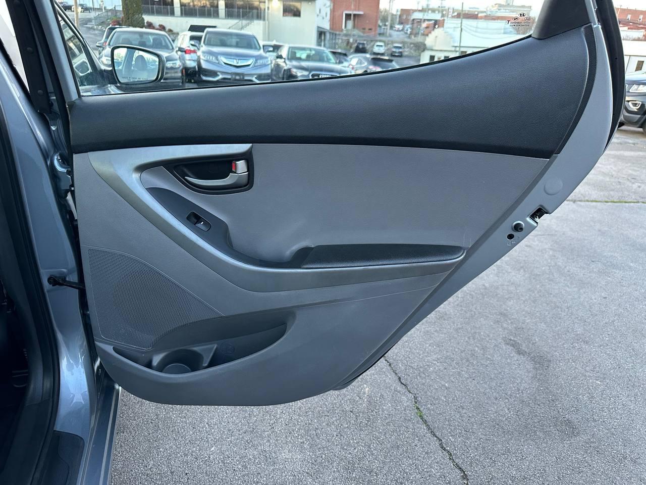 Hyundai Elantra SE 6AT 2016