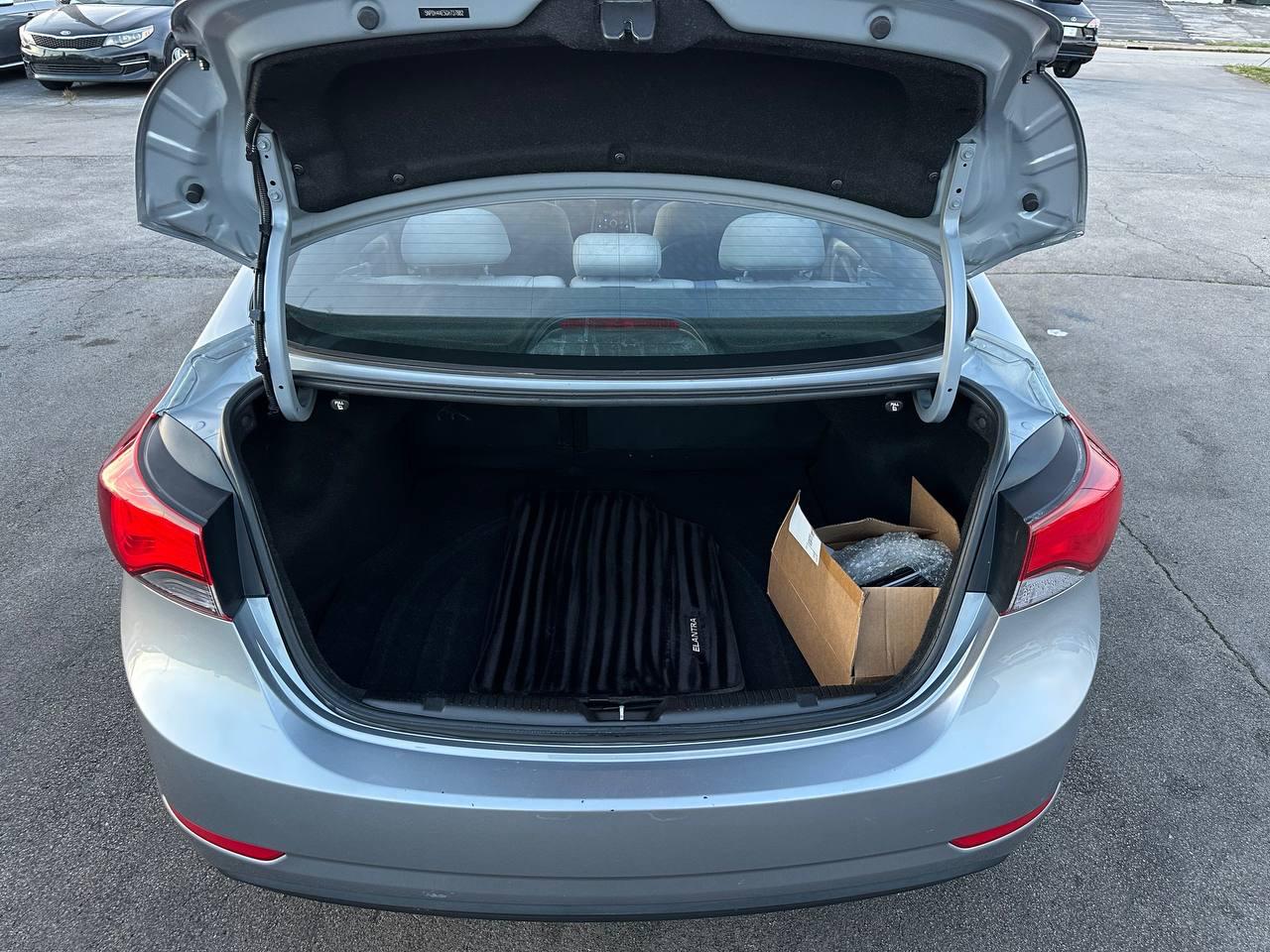 Hyundai Elantra SE 6AT 2016