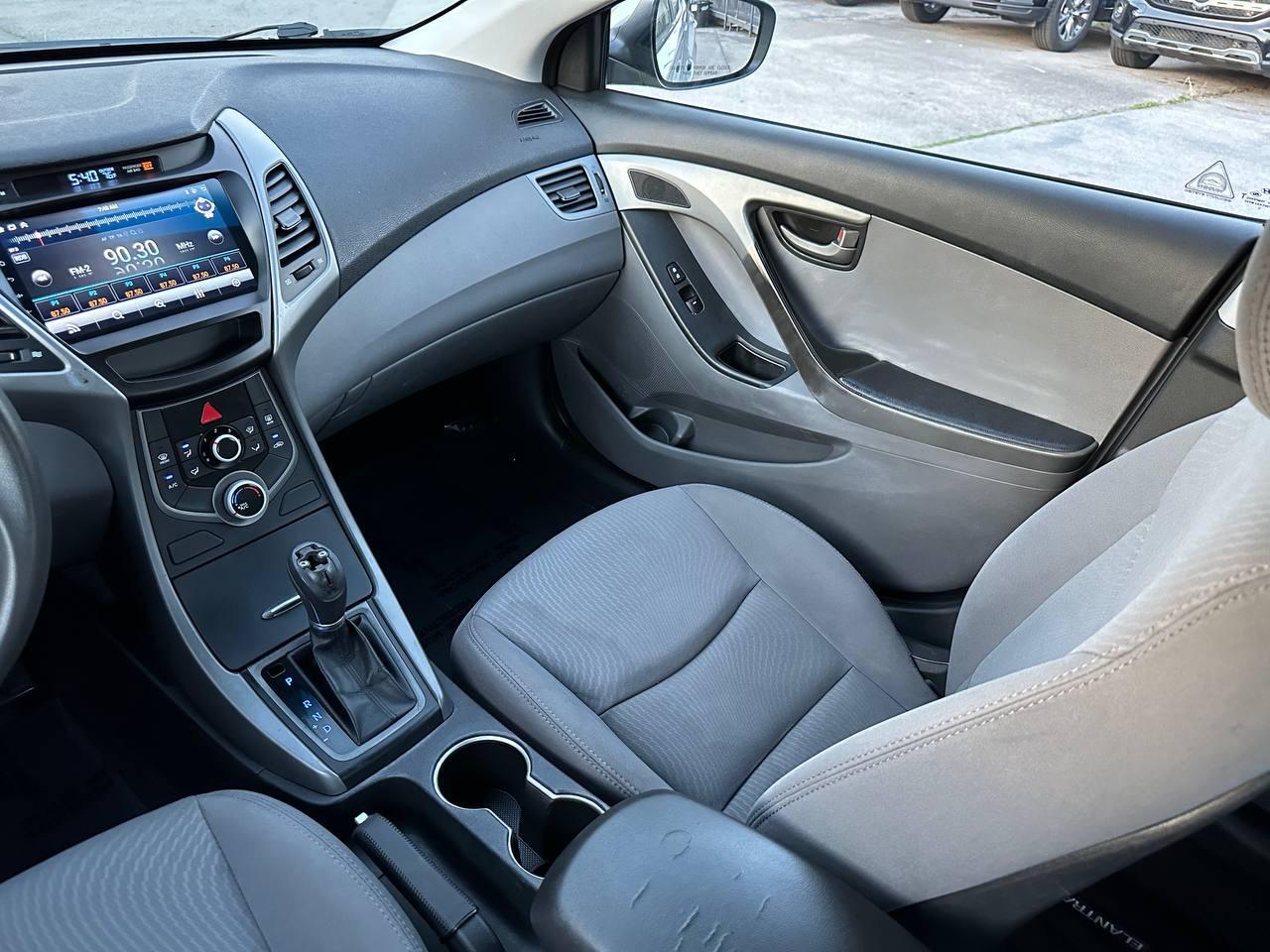 Hyundai Elantra SE 6AT 2016