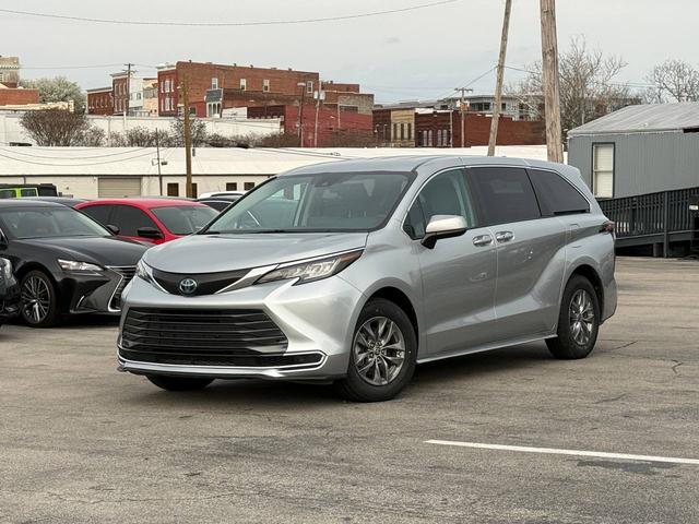 Silver 2023 Toyota Sienna Minivan Front-Wheel Drive Automatic