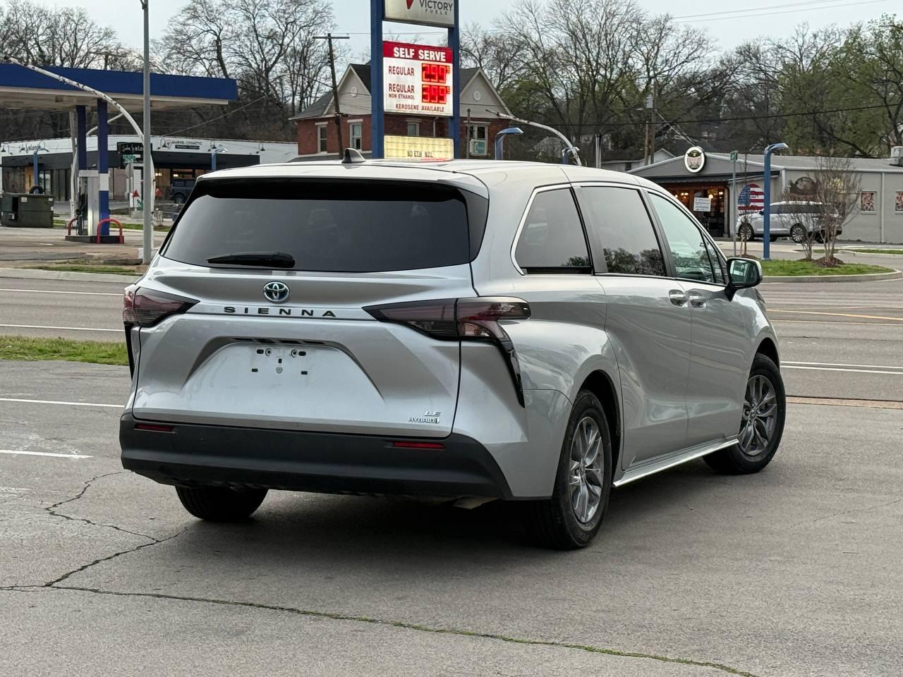 Toyota Sienna LE 8-Passenger 2023
