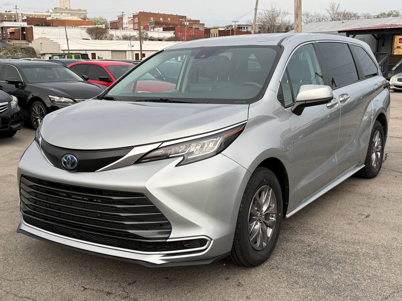Toyota Sienna LE 8-Passenger 2023