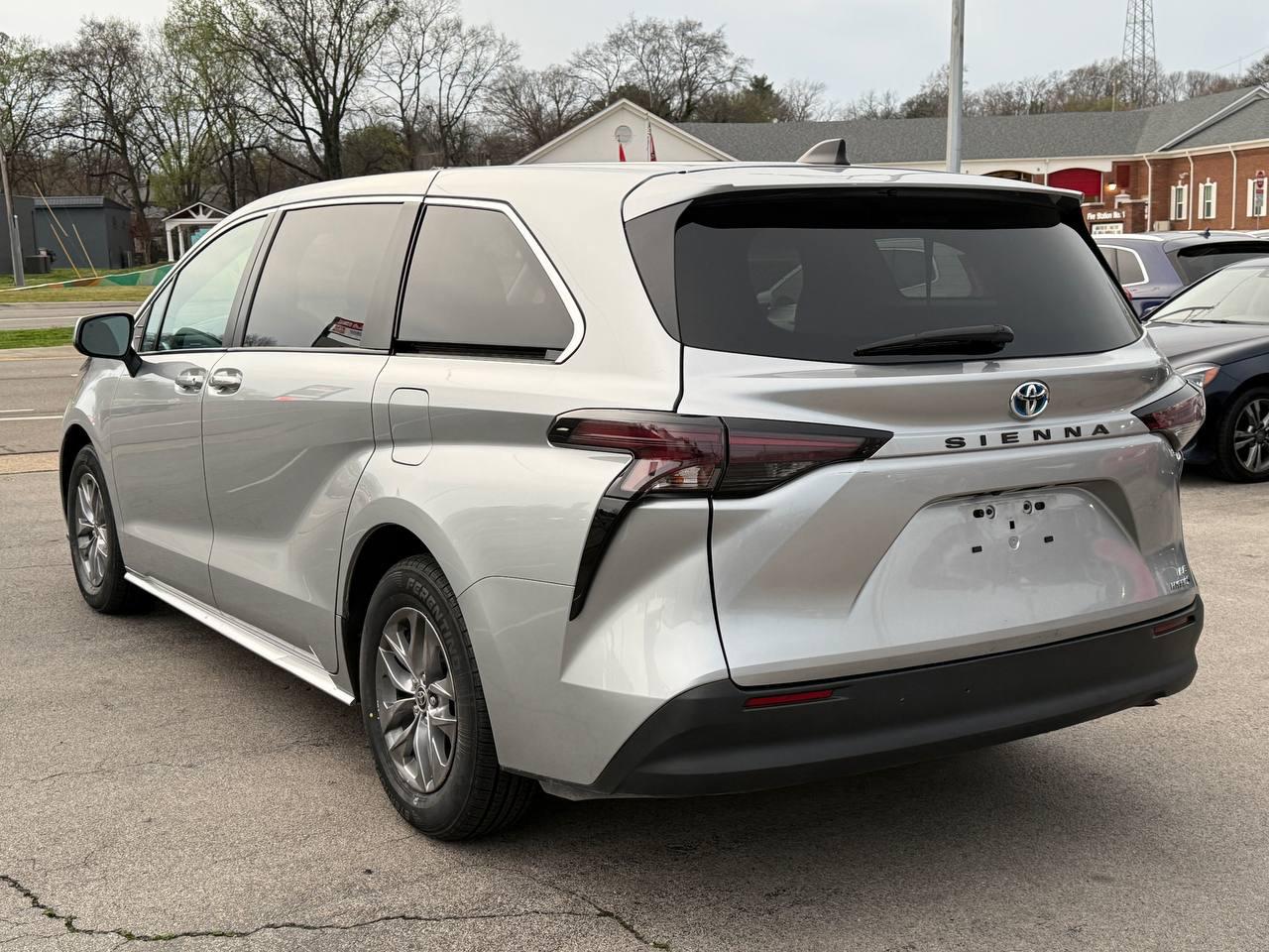 Toyota Sienna LE 8-Passenger 2023