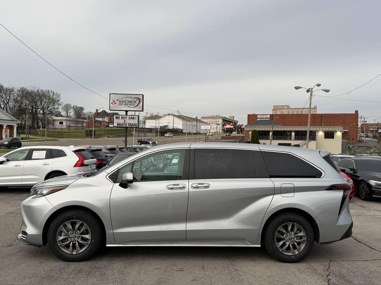 Toyota Sienna LE 8-Passenger 2023