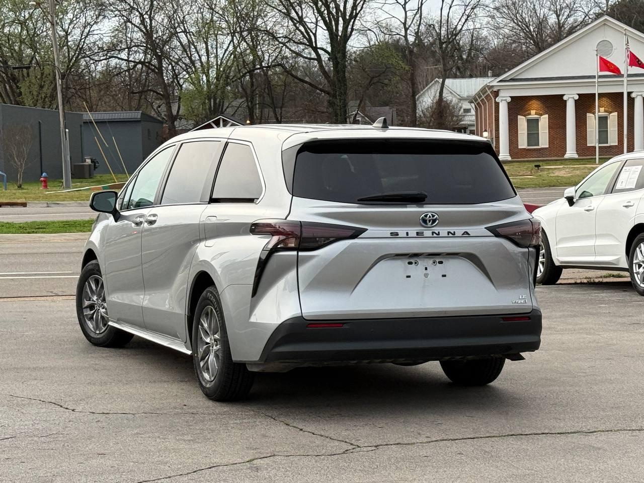 Toyota Sienna LE 8-Passenger 2023