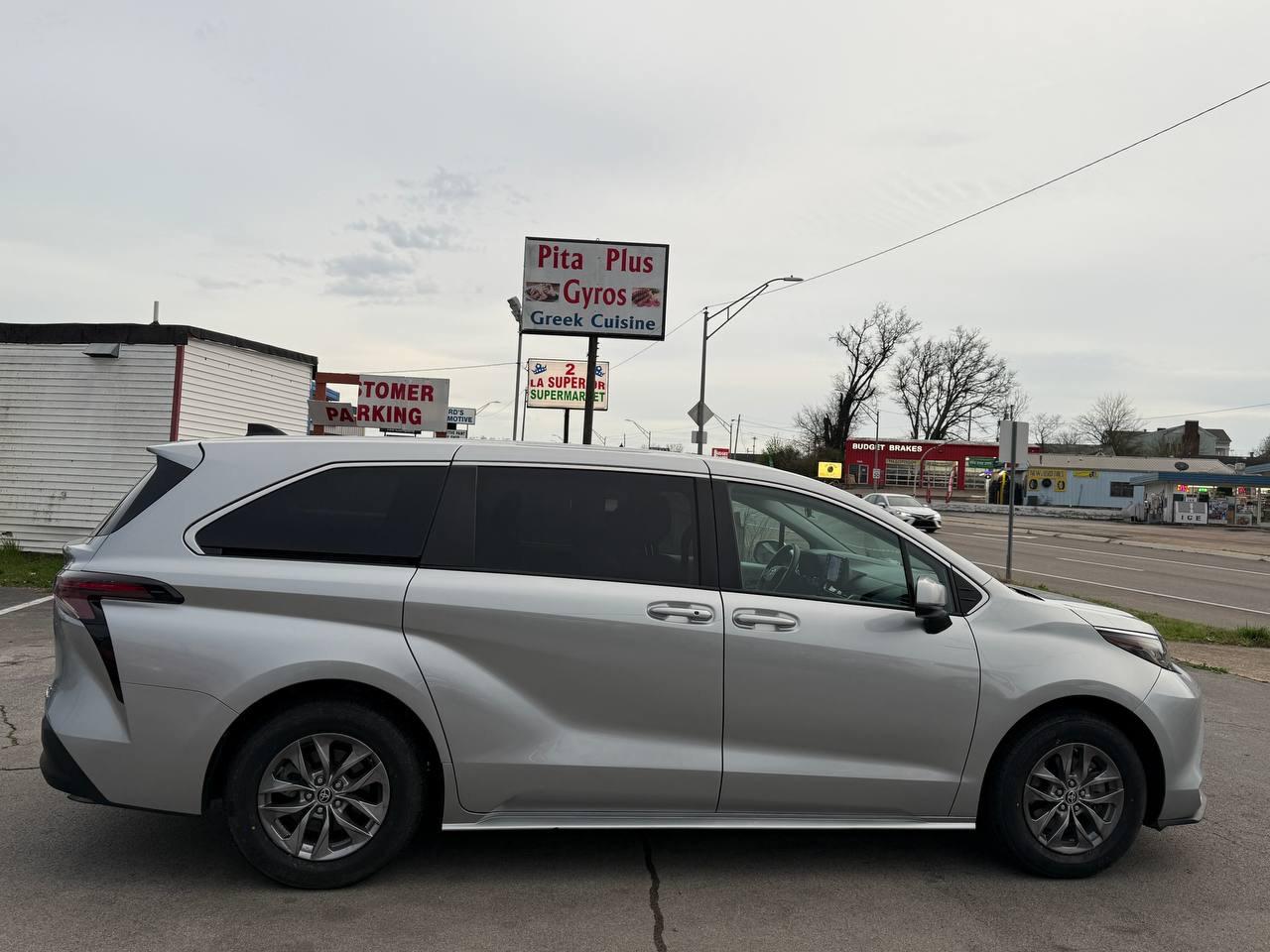 Toyota Sienna LE 8-Passenger 2023