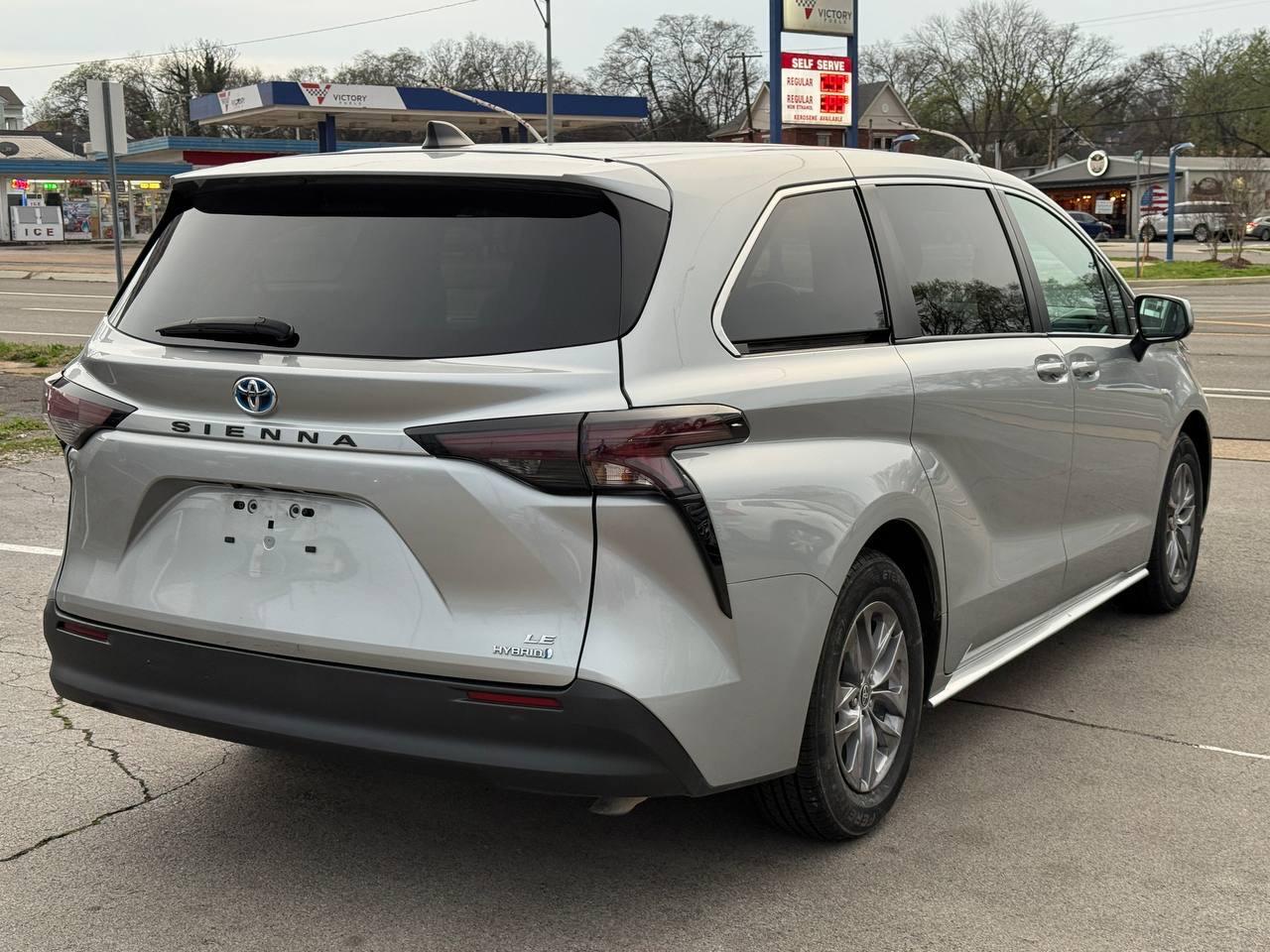 Toyota Sienna LE 8-Passenger 2023