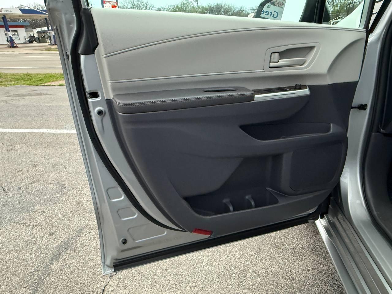 Toyota Sienna LE 8-Passenger 2023