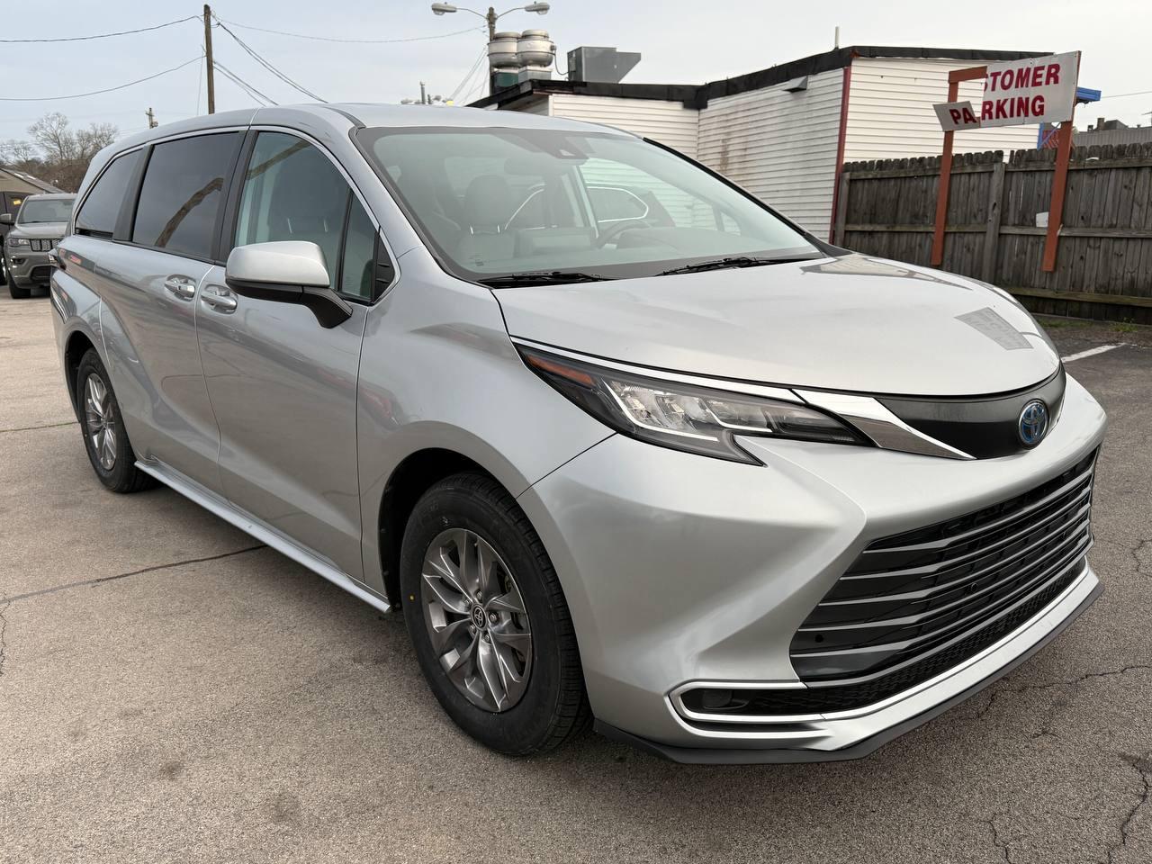 Toyota Sienna LE 8-Passenger 2023