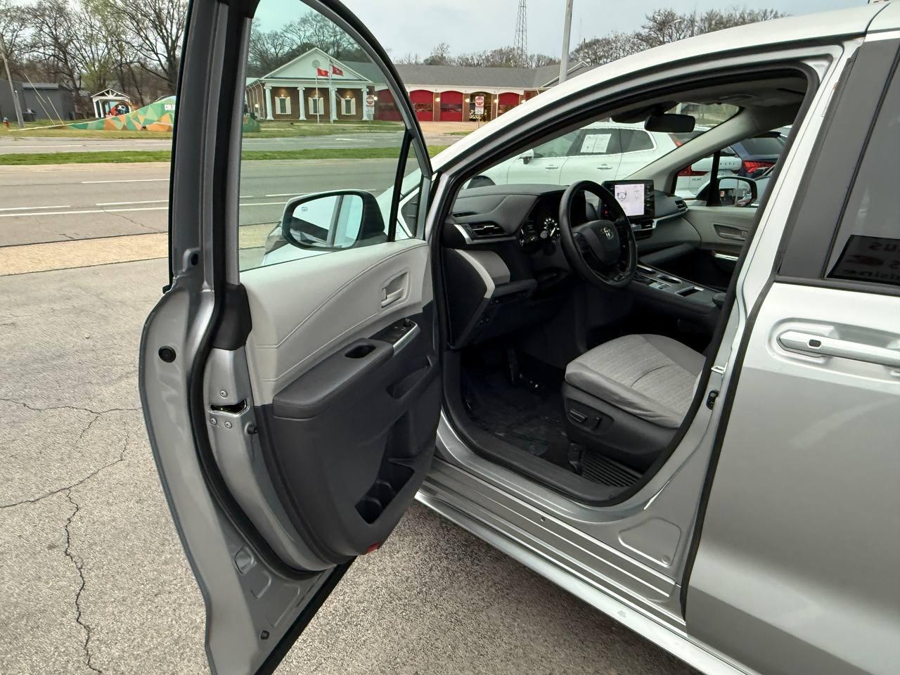 Toyota Sienna LE 8-Passenger 2023