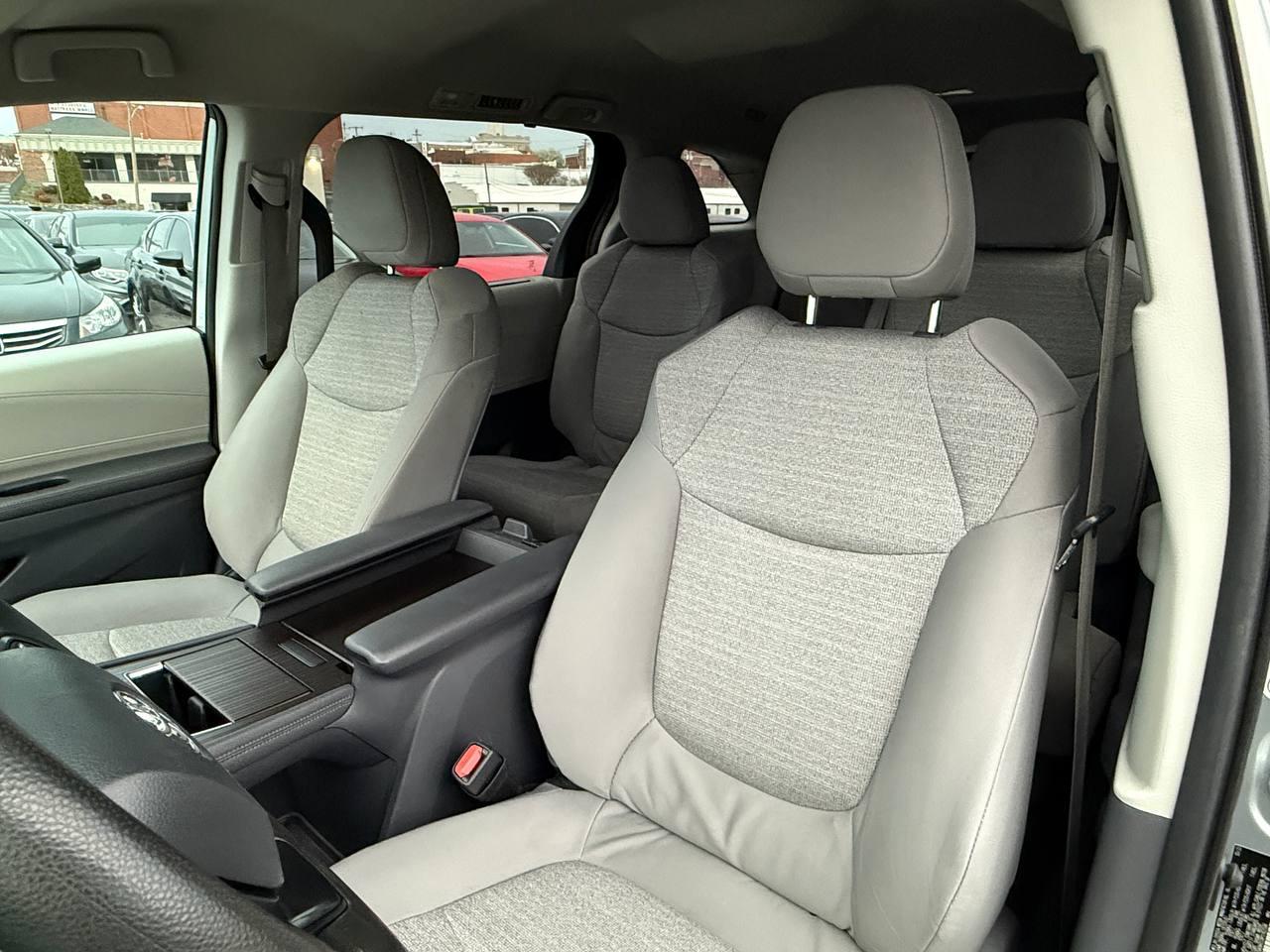 Toyota Sienna LE 8-Passenger 2023