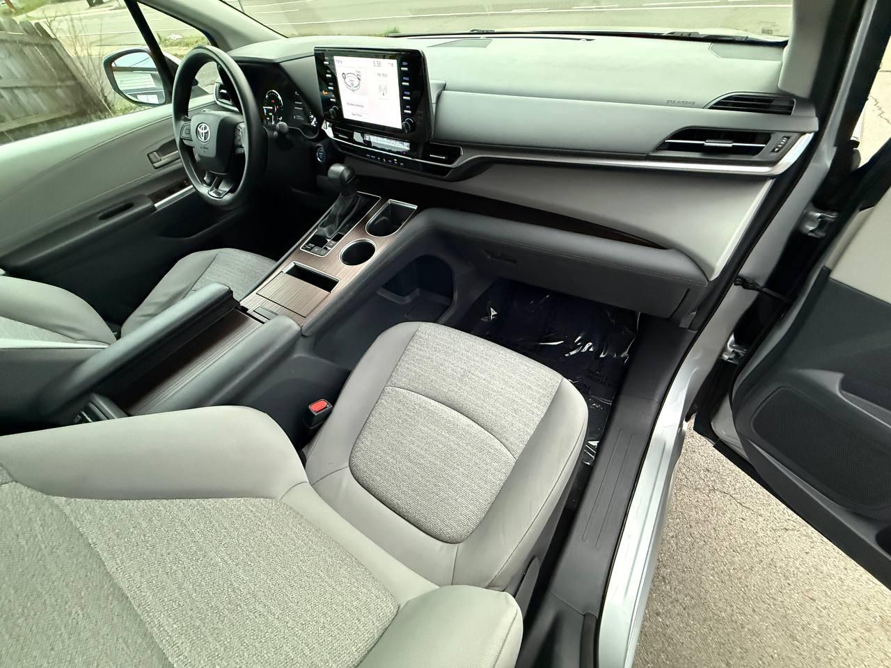 Toyota Sienna LE 8-Passenger 2023