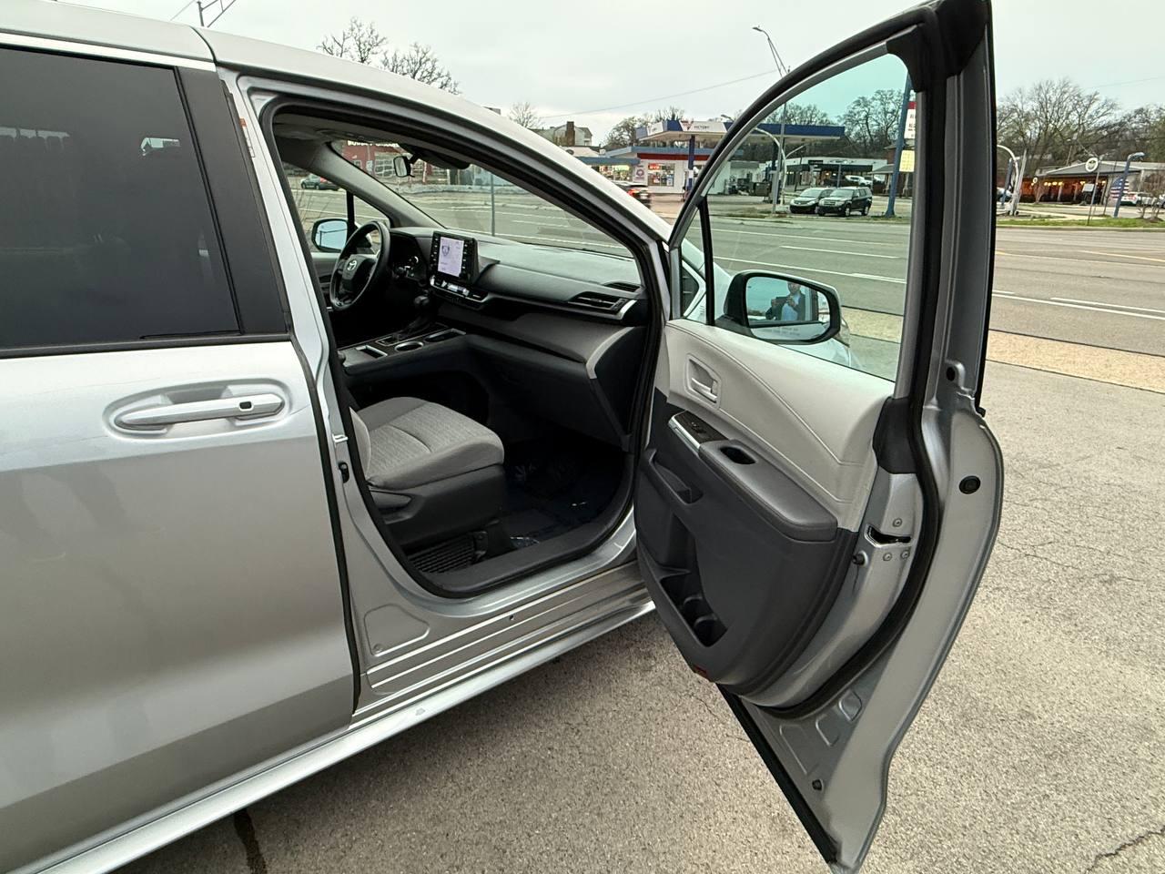 Toyota Sienna LE 8-Passenger 2023