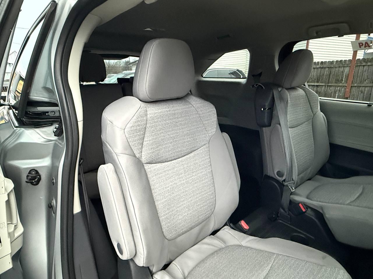 Toyota Sienna LE 8-Passenger 2023