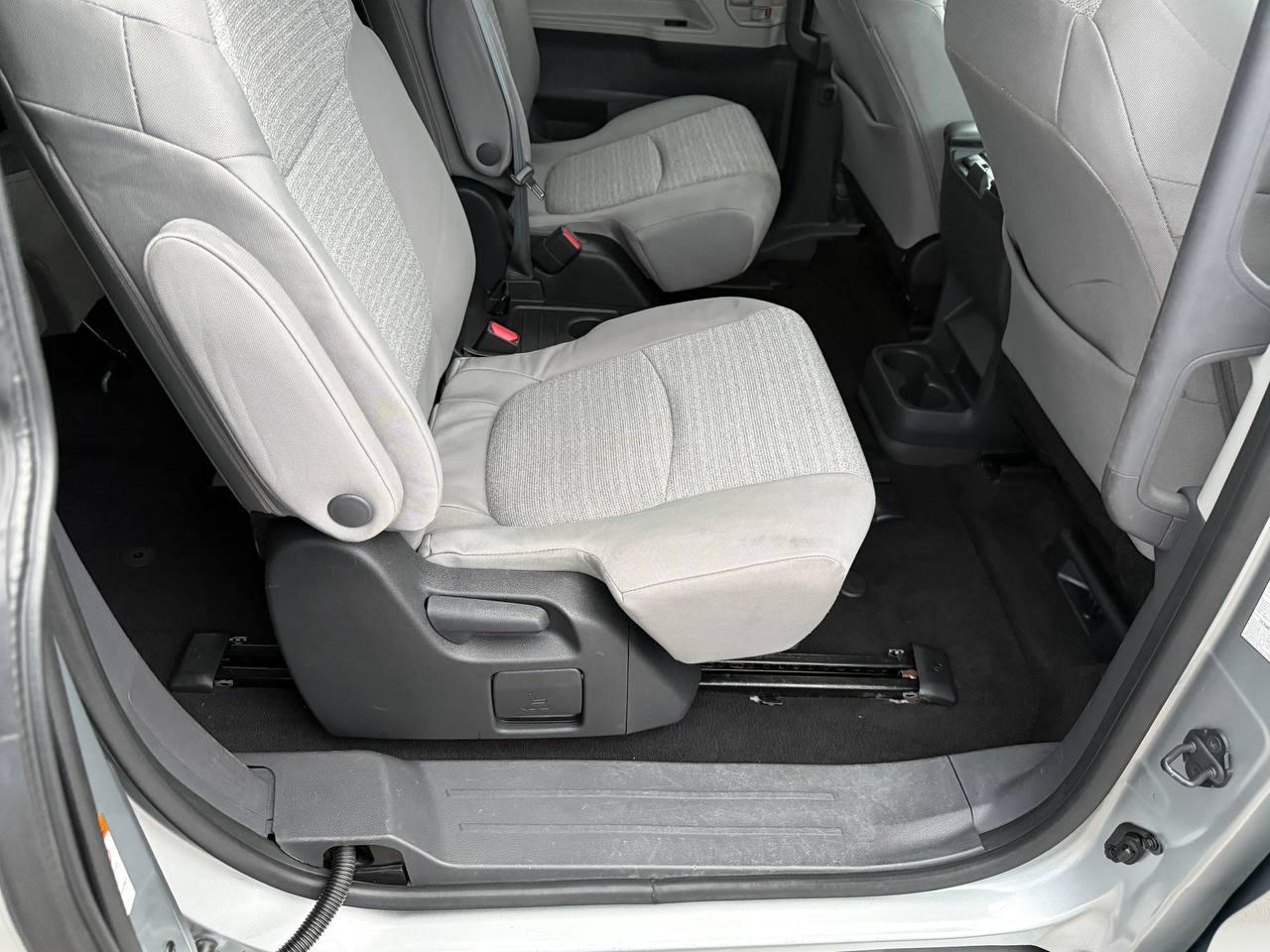 Toyota Sienna LE 8-Passenger 2023
