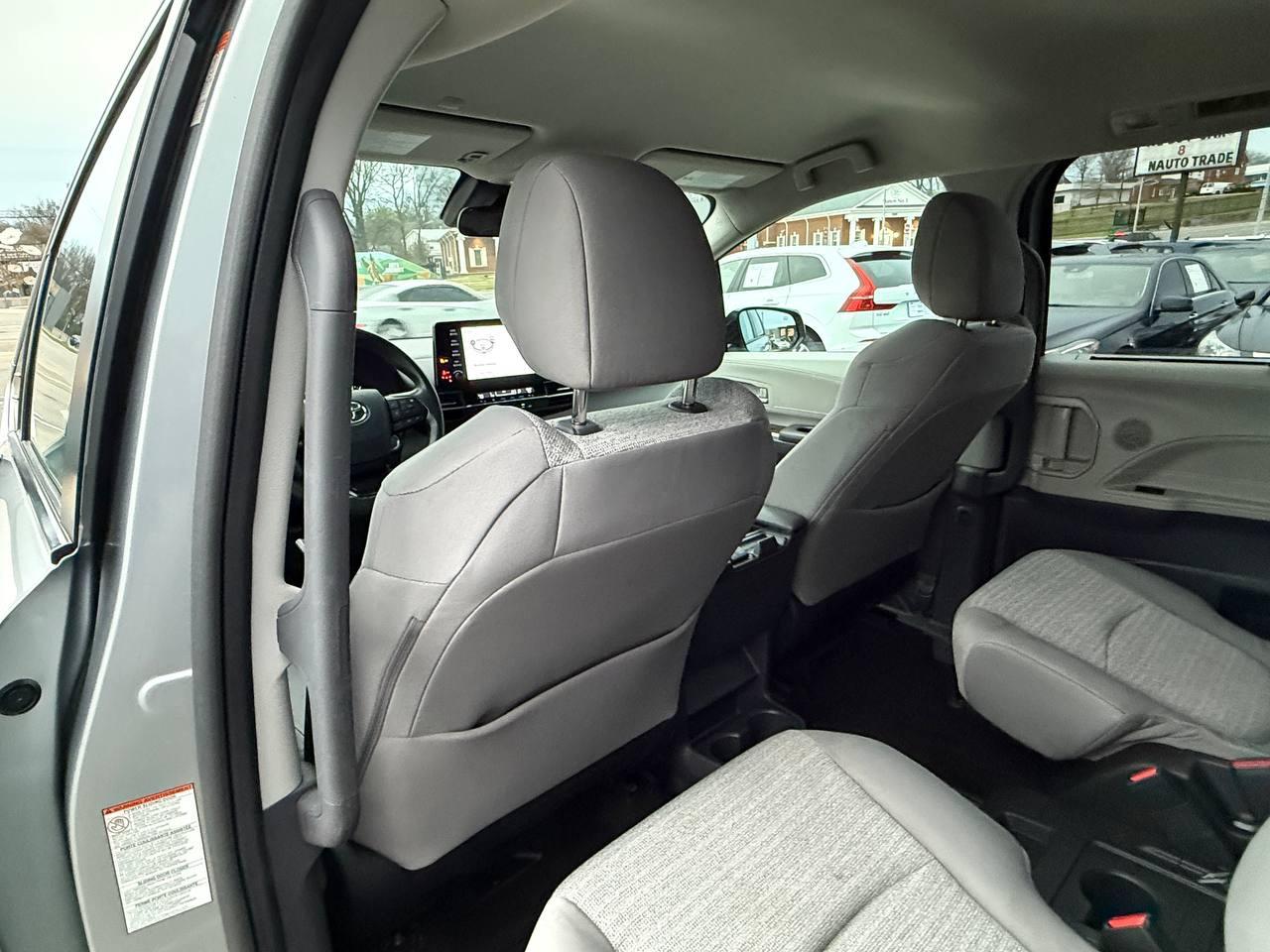 Toyota Sienna LE 8-Passenger 2023