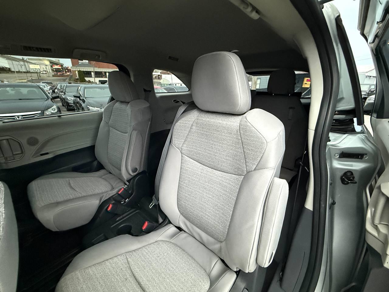 Toyota Sienna LE 8-Passenger 2023