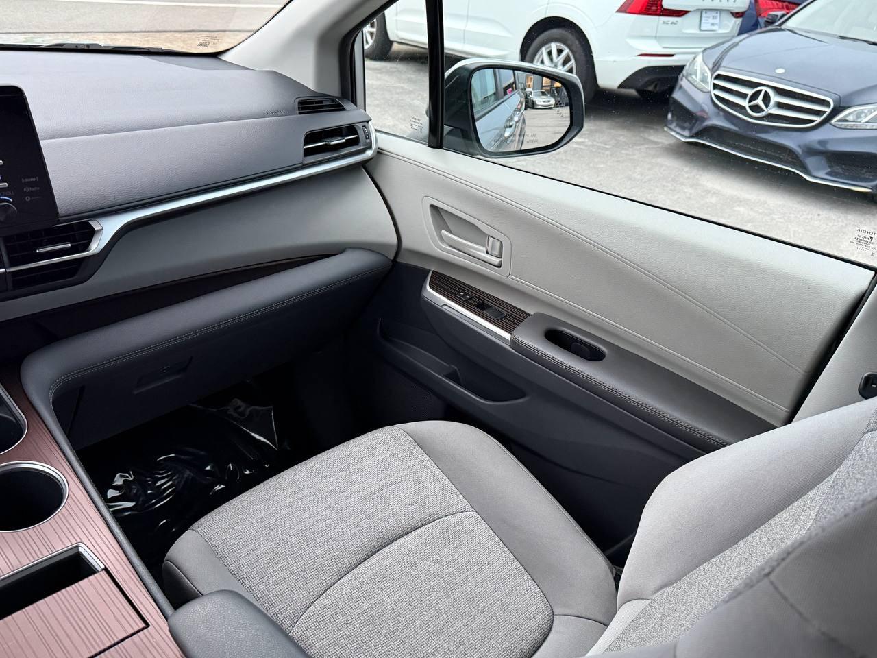 Toyota Sienna LE 8-Passenger 2023