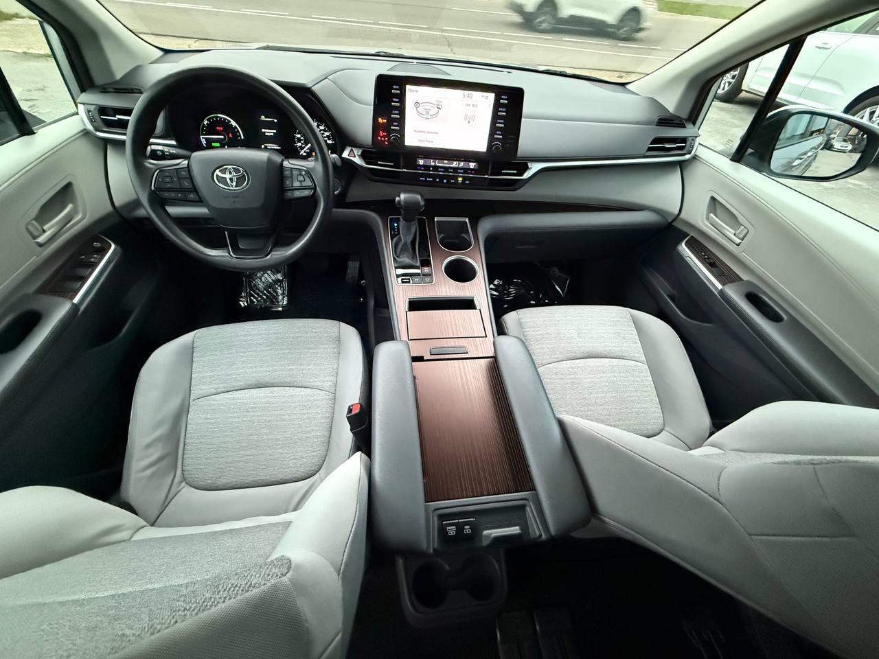 Toyota Sienna LE 8-Passenger 2023
