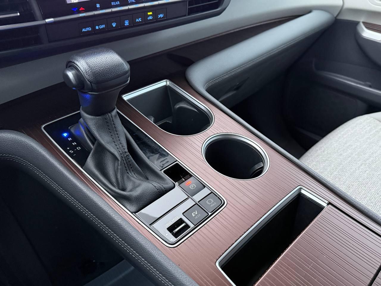 Toyota Sienna LE 8-Passenger 2023