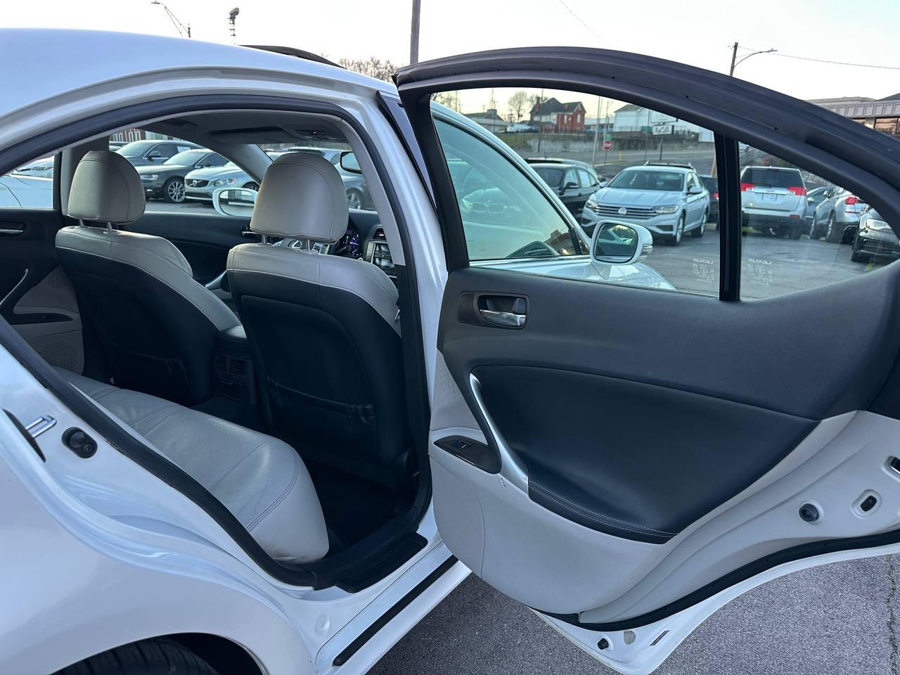 Lexus IS 250 RWD 2011