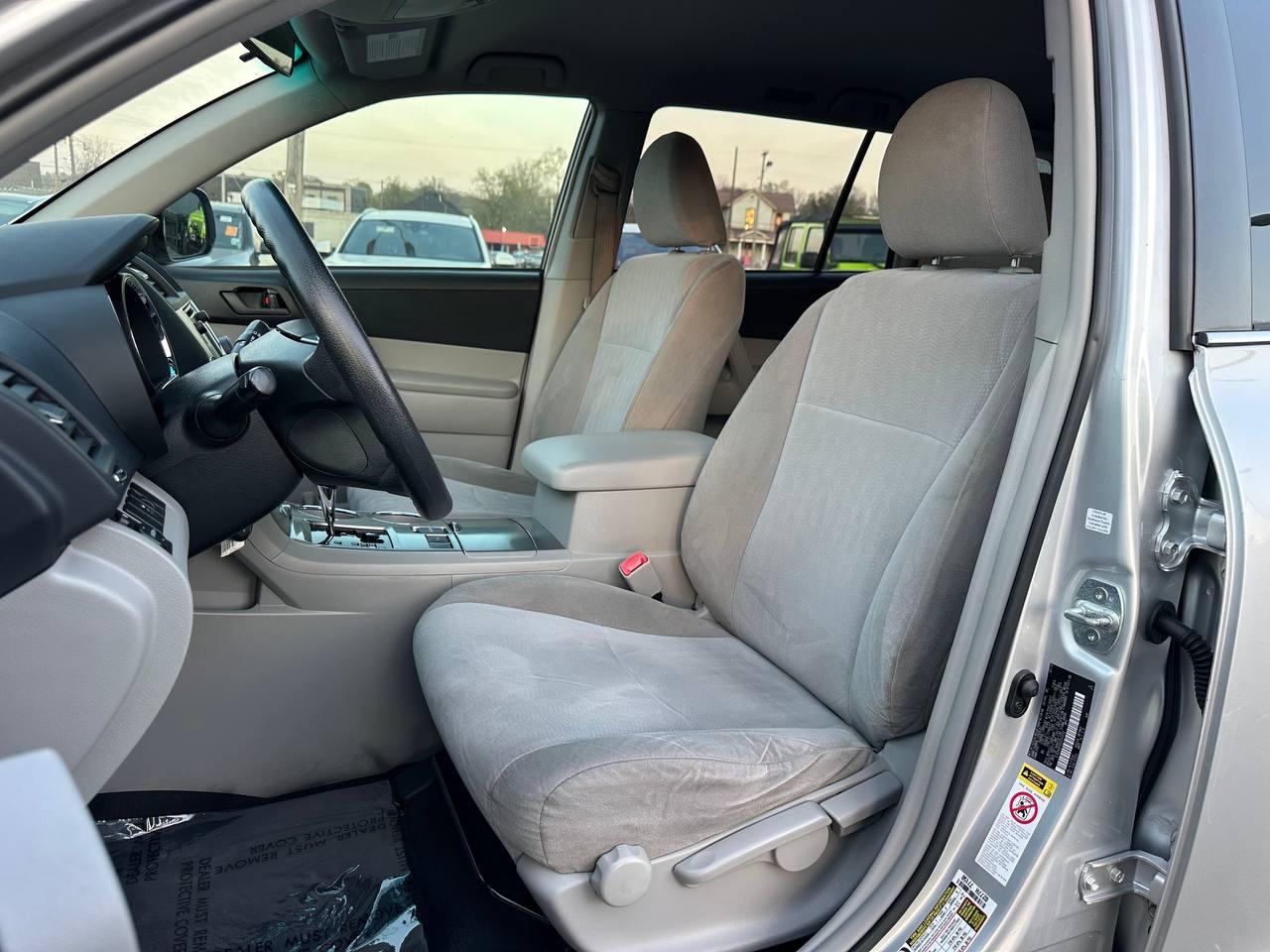 Toyota Highlander Base 2WD I4 2013