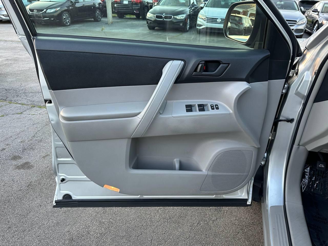 Toyota Highlander Base 2WD I4 2013