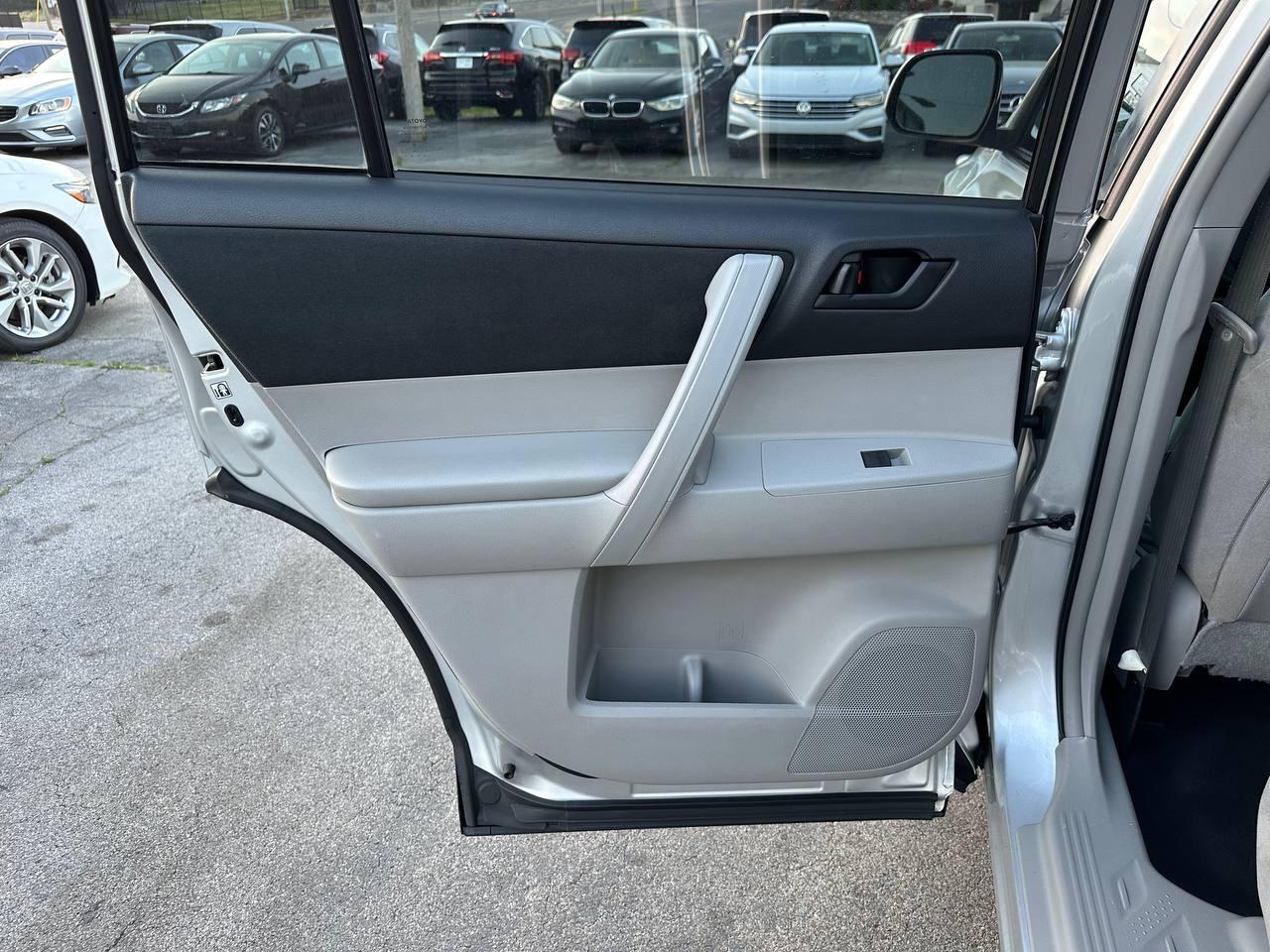 Toyota Highlander Base 2WD I4 2013