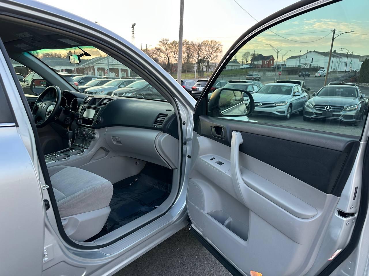 Toyota Highlander Base 2WD I4 2013