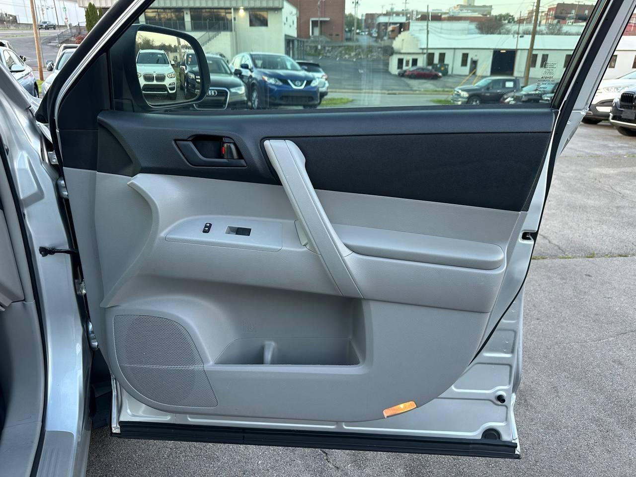 Toyota Highlander Base 2WD I4 2013