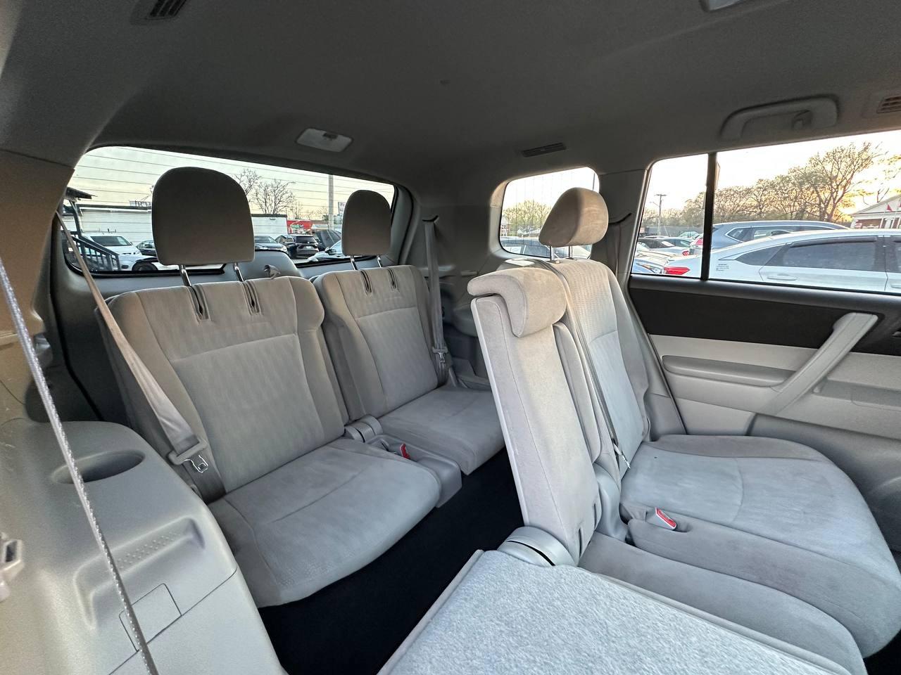 Toyota Highlander Base 2WD I4 2013