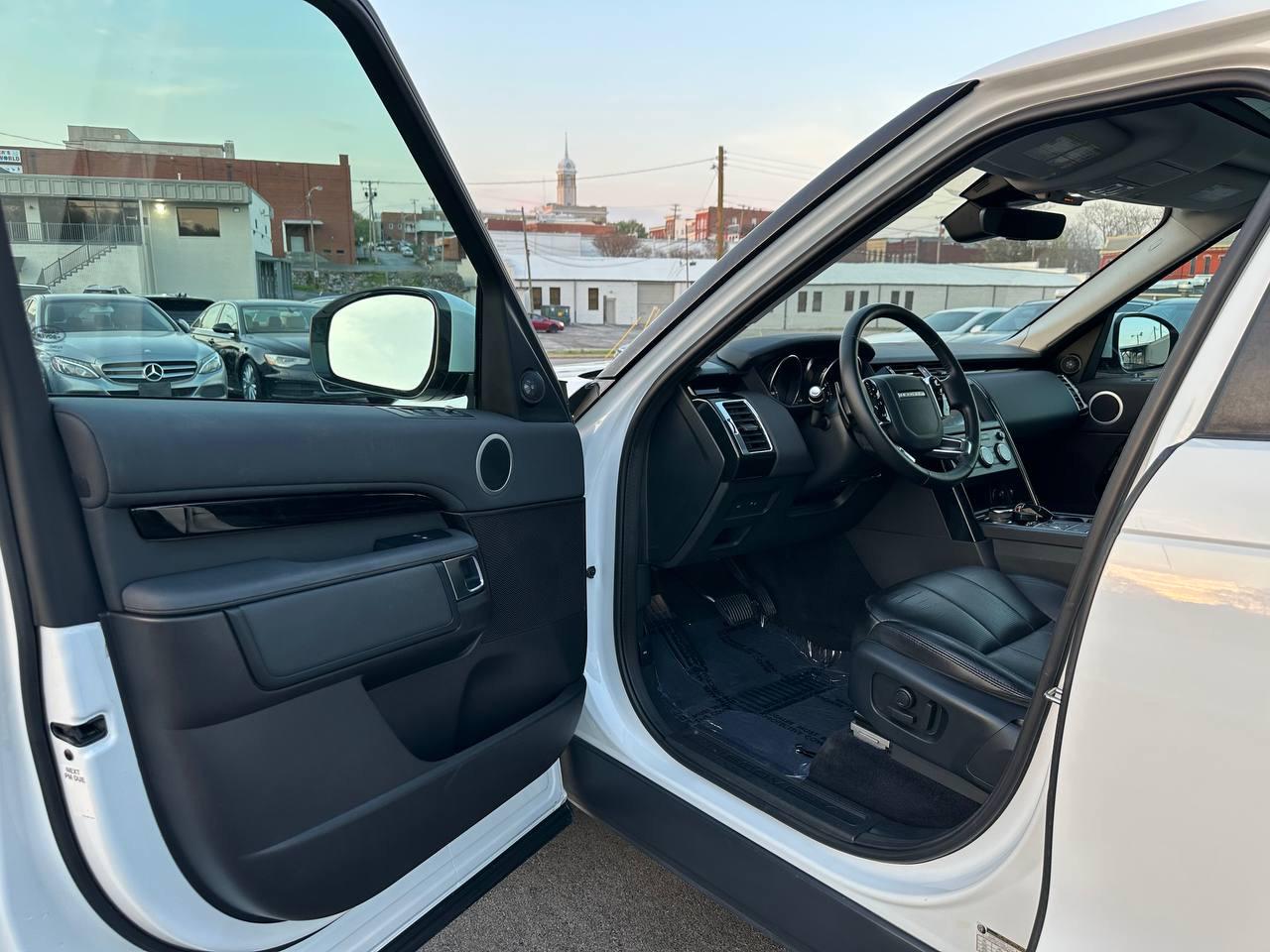 Land Rover Discovery SE 2019