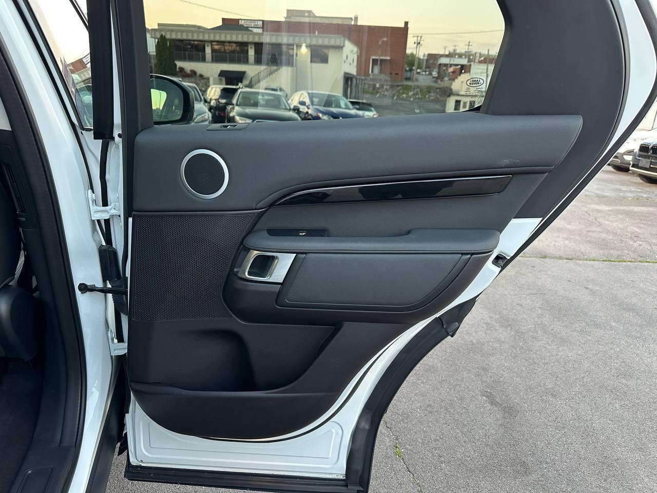 Land Rover Discovery SE 2019