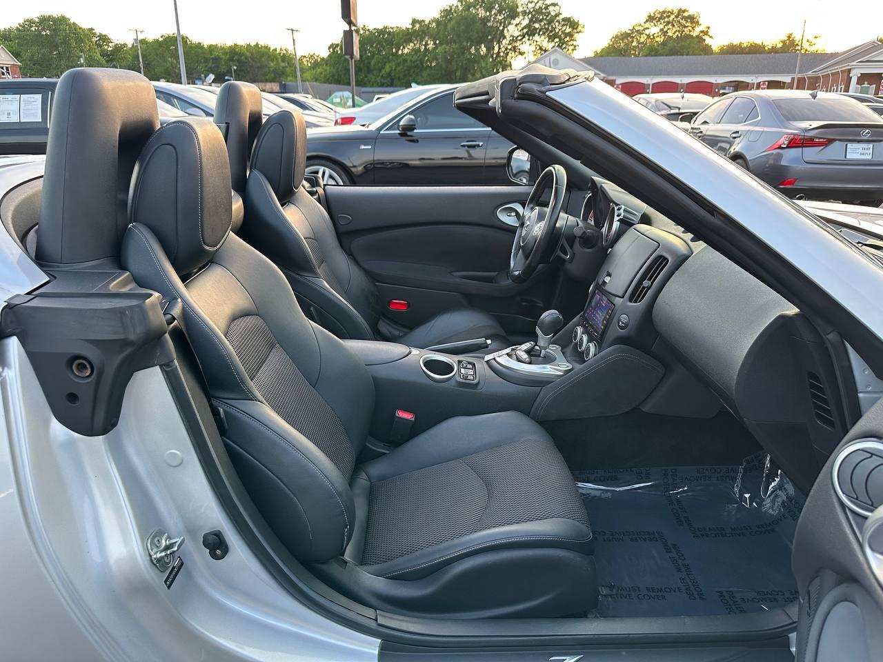 Nissan Z 370Z Touring Roadster 2012