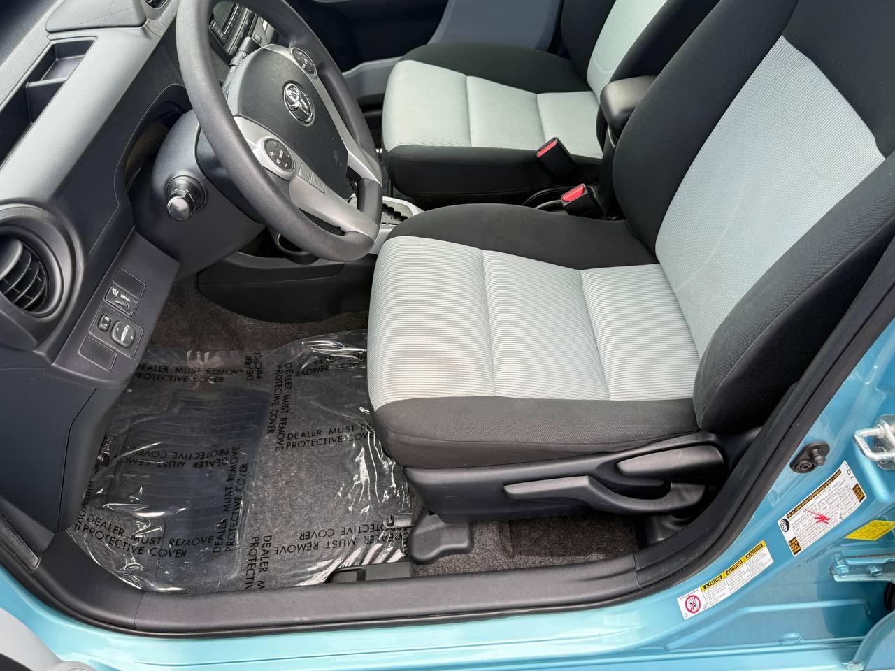 Toyota Prius c Four 2014