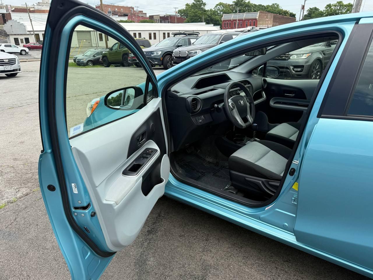 Toyota Prius c Four 2014