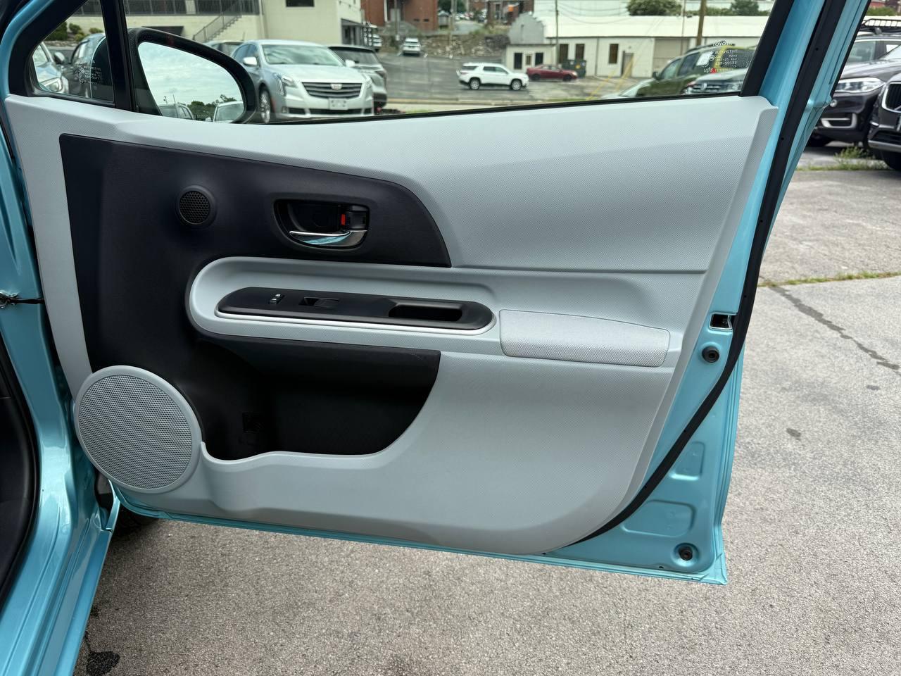 Toyota Prius c Four 2014
