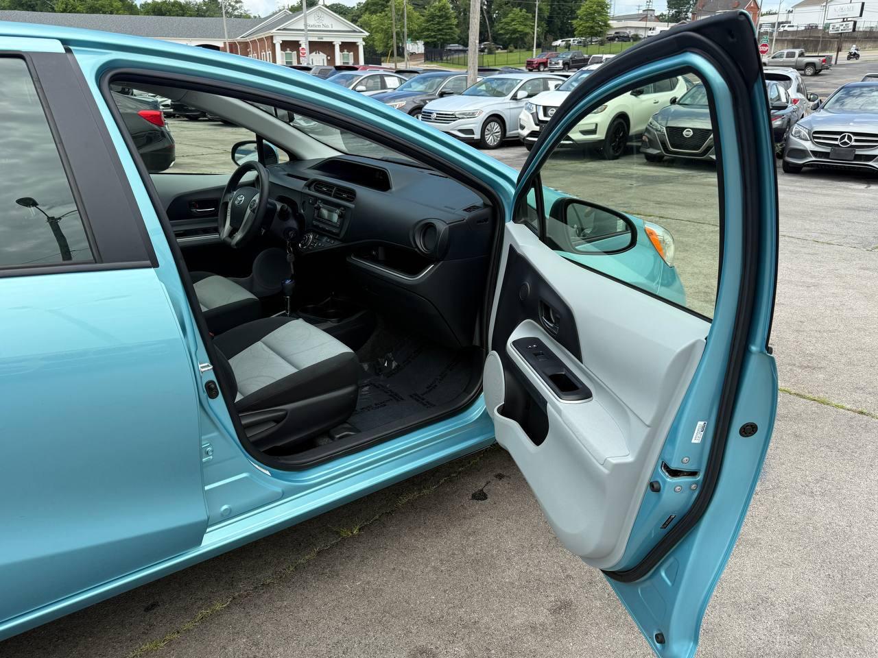 Toyota Prius c Four 2014
