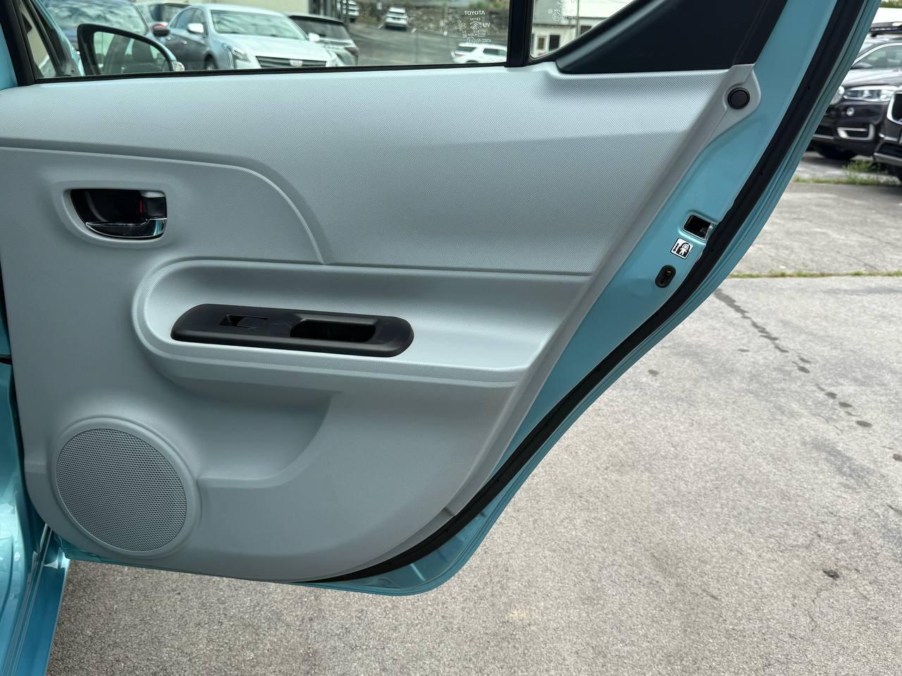 Toyota Prius c Four 2014