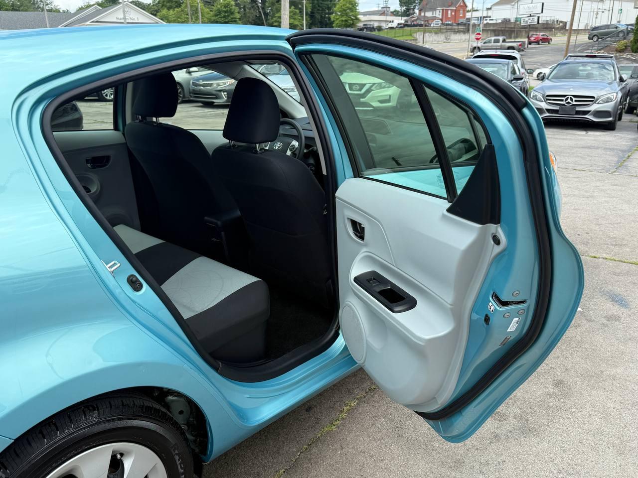 Toyota Prius c Four 2014