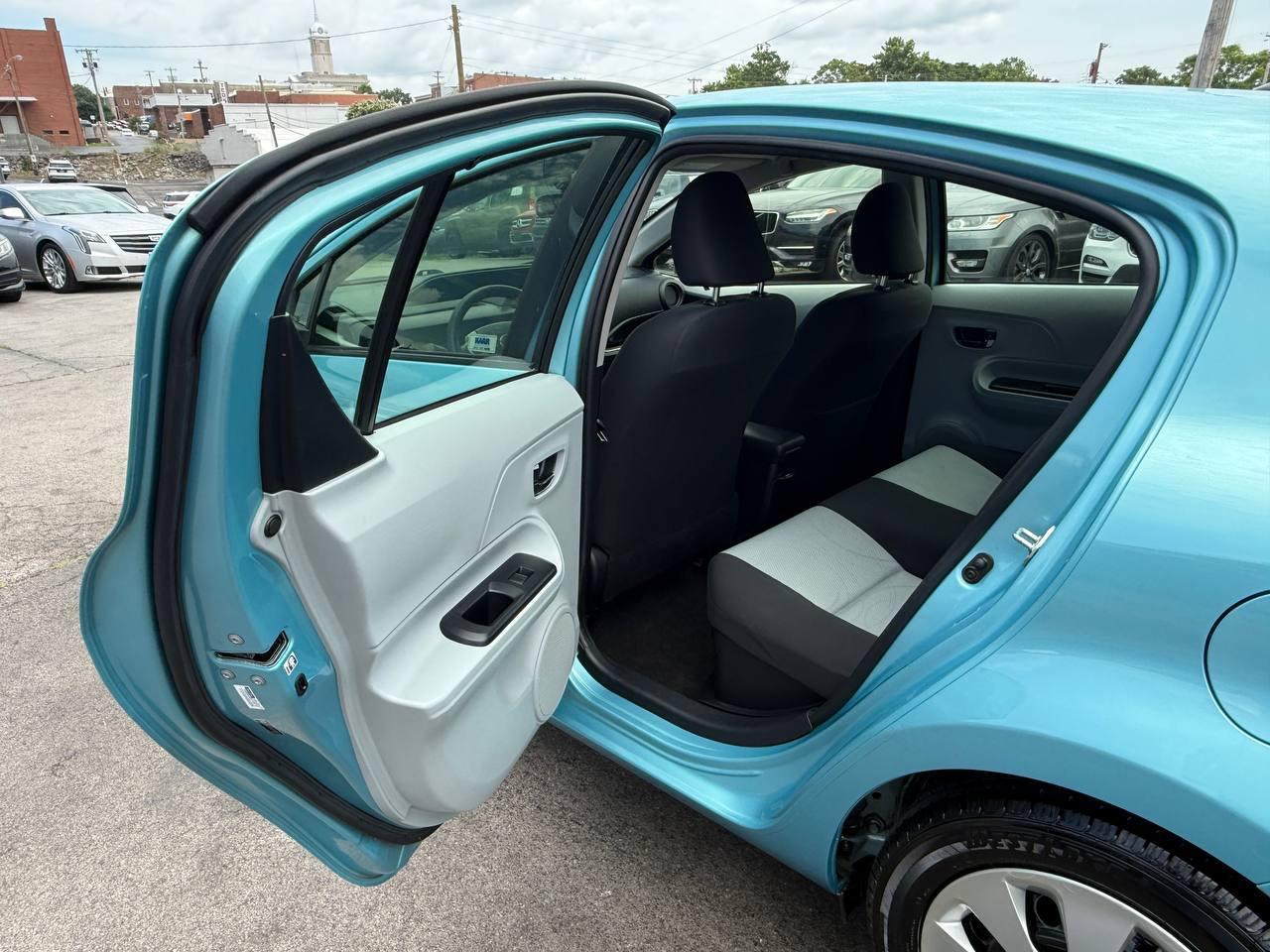 Toyota Prius c Four 2014